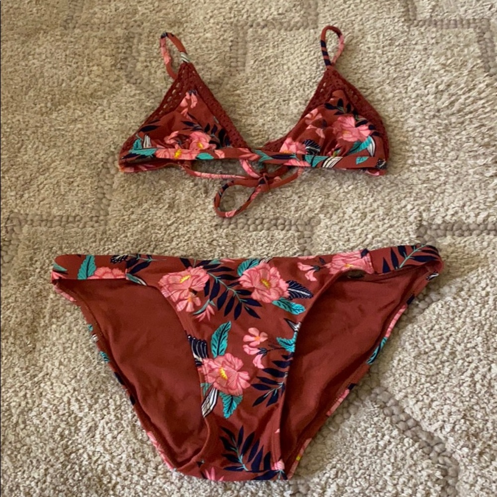 NWOT bathing suit. Never worn super cute on trend